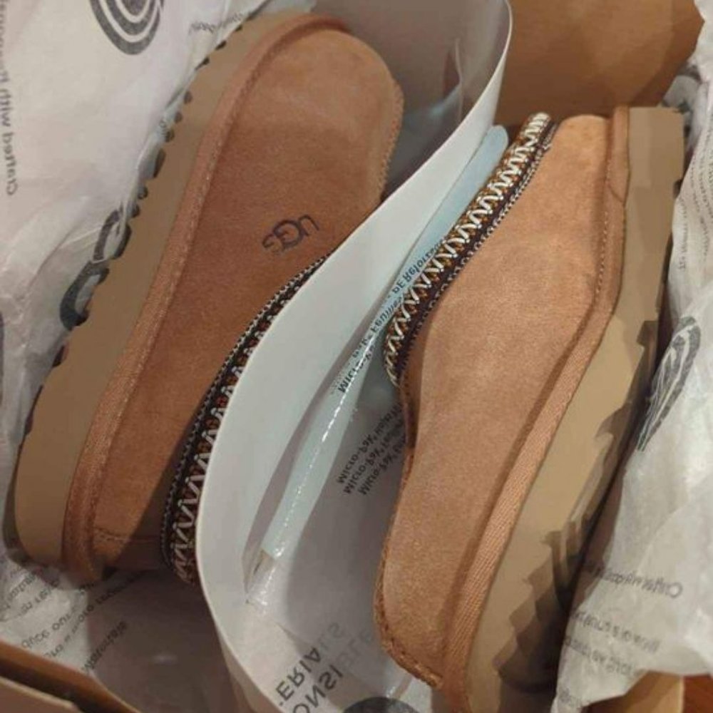 Uggs Tagman II, Chestnut - Kids Size 3 - New, in box